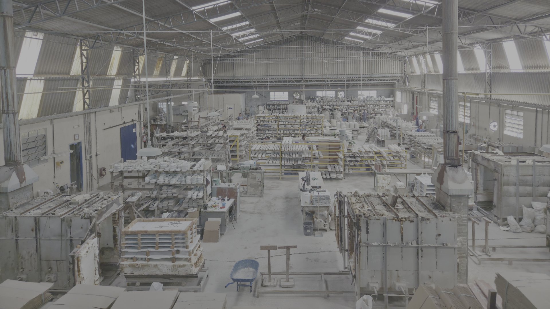 Vista interna da fábrica Chiarotti Porcelanas em Mauá - SP